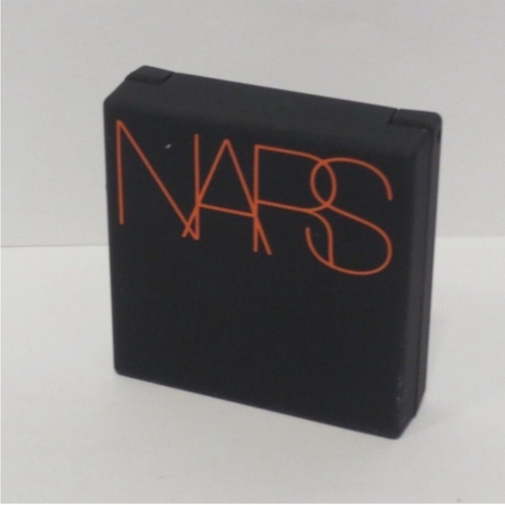 NARS Black Compact with Subtle Design